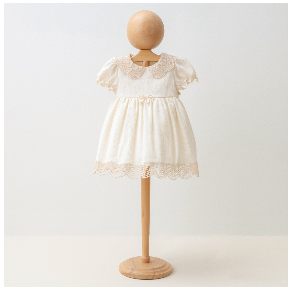 Baby Dress short, puffed sleeves and a round, lace-trimmed collar